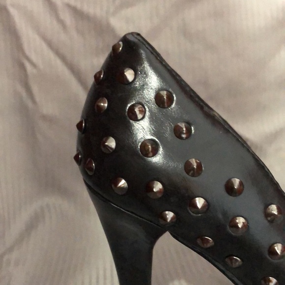 Brand New! Silver Grommet Black Heels - Picture 3 of 8